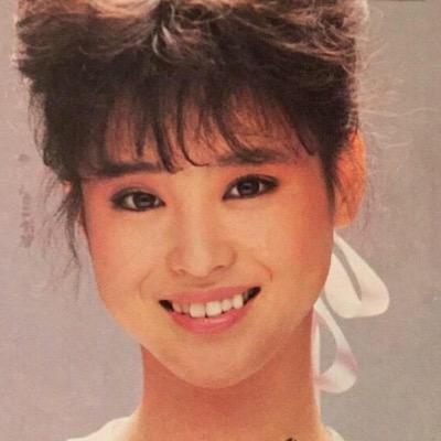 트위터의 松田 聖子 Matsuda Seiko 님 花の年組 と呼ばれる人気アイドルたちも 皆こぞってこの聖子ちゃんカットでデビューするなど アイドルの定番の髪型として定着していった その1人 中森明菜も聖子ちゃんカットが少し伸びたレイヤーカットでデビューし