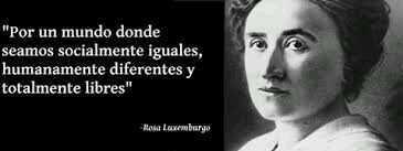 Cientifica-ingeniera bioquimica por educacion, palabrera por irremediable opcion..., ah! y abuela soltera de 16 fieras gatunas...!