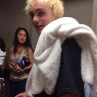 don't follow this account follow @hemmoftboca and @htmlangie instead, i follow back. ily and i hope your sunshine follows you
