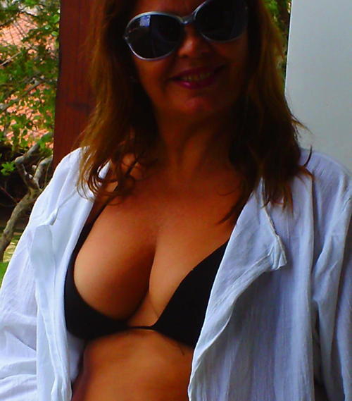 lanyamello's profile picture. Okay. I'll talk about myself. I'm a journalist but I work as a radio announcer. I live on the coast of Brazil. Where it never gets cold.