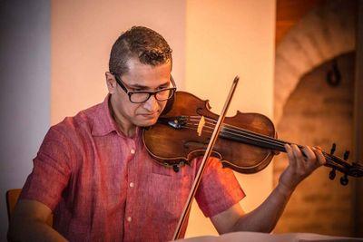 Nacido en Casa blanca (Marruecos), estudia violín en el conservatorio profesinal de Granada y desarrolla una gran actividad como compositor