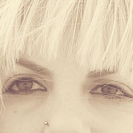 Soy Trabajadora Social y actualmente ejerzo mi profesión en una Asociación privada con personas con discapacidad.