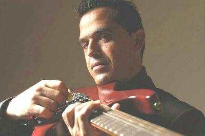 Joaquín Dieguez conocido como Joaquín el negro. Guitarrista con más de 40 años de experiencia.. Influenciado por guitarrista como Joe Satriani.,Michael Schenker