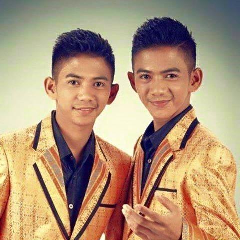 Fanbase 2R Lovers dari Bogor Timur. Dukung 2R selalu dan sukses jadi #DutaDA2. Followed by @DA2_Ridho (24/03/2015)