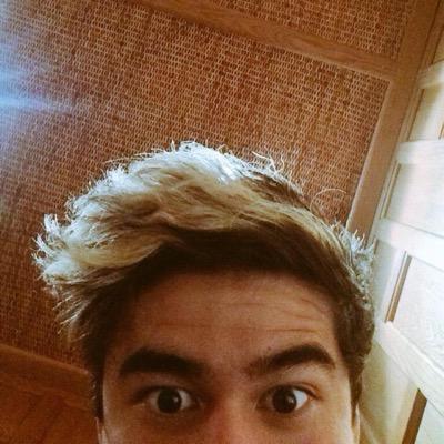 PLEASE follow @Calum_gurrll she gave you this free follow. She follows back & ily if you already do.