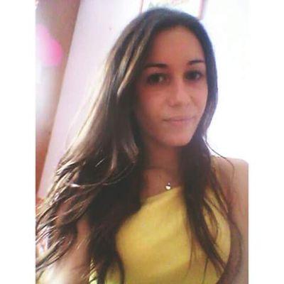 1.Sueña como si fueras a vivir para siempre , vive como si fueras a morir mañana ♡ La llamaba fría pero ignoraba que el hielo también quema.