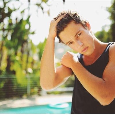 well duh cameron dallas is my idol!He saved me. ❤️☺️ king bach and bethany mota follow ☺️❤️