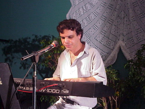 Heraldo Hadu músico, pianista, tecladista, compositor, cantor, arranjador, estudou teoria e solfejo e piano clássico. Breve concerto no Show4me.