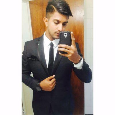 22 year old Medical Student at Wits.
Chandler in streets. Joey in the sheets.