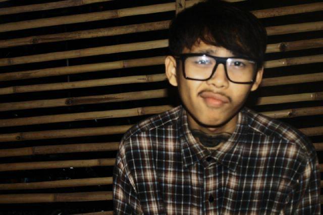 Kalau lo baca BIO gue,jangan lupa follow @JFpoppunk (PoppunkHardcore) my Pin 29FE4B26 :D
