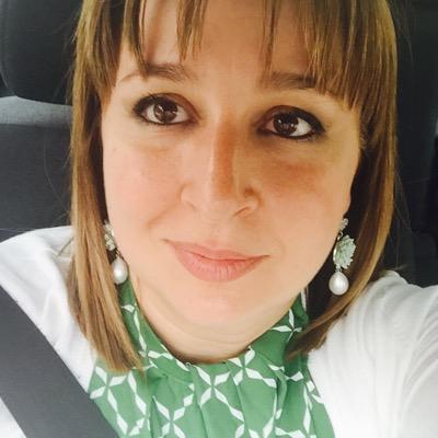 Soy una mujer de Isla. Si algún día volara a otro lugar sería sobre el mar. Soy mujer que escribe algunos cuentos.