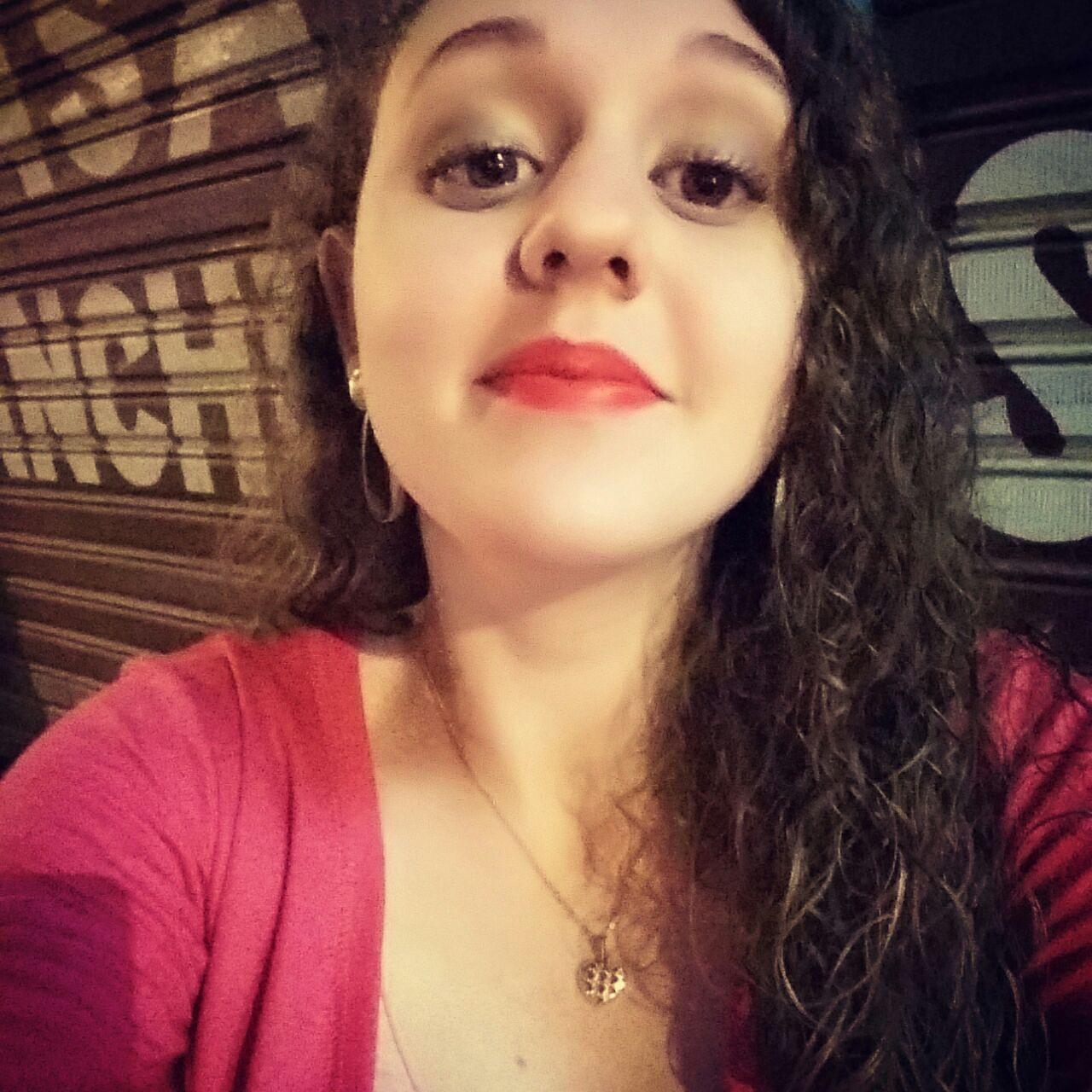 Estudante de Direito, filha do dono do mundo, 18 anos...