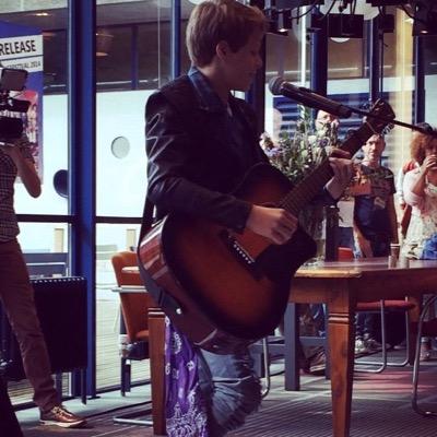 singer/songwriter, gitaarspeler, levensgenieter,  finalist junior songfestival 14, voor vragen semblom445@gmail.com