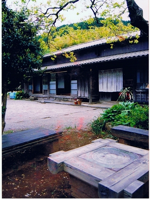 伊豆に住みながら地元の名品を紹介しています！食材は自分で食べてみて、子供にも安心して与えられる物だけを集めました！現在、リニューアル中ですが面白いサイトとなって８月再登場しますのでお楽しみに♪