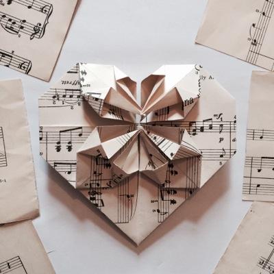 Origami inspired paper craft, Home/Wedding Decor, Invitaions/Cards for all occasions, Jewellery&much more. Padiham based UCLAN Graduate Artist.