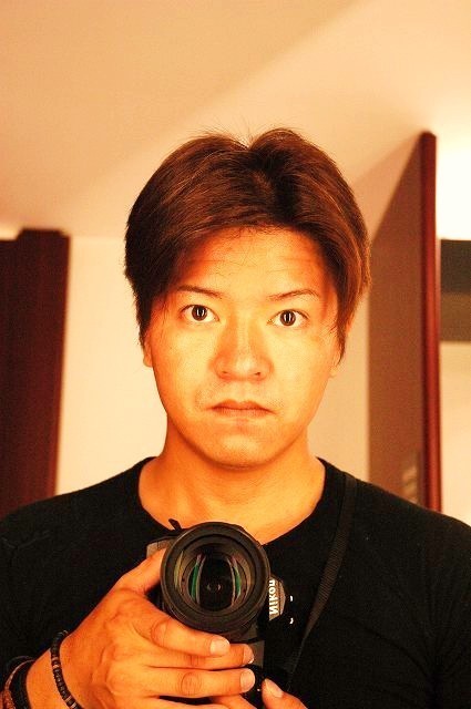 +建築士事務所+家具木工工房 Naoya-styleを運営している福家直矢です。
仕事は建築設計とオーダー家具の製造販売をしています。
独立が早かったため、すべて独学でやっています。
アートゲリラという、芸術やアートを通して人のあり方を説いた芸術活動しています!
人と接する事や触れ合うことは好きなのです。