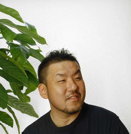 香川を中心に活動している建築家です。
植物と現代アートとスキーが趣味です。
でっかい温室で、亜熱帯植物育てています。