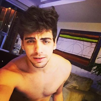 Tenho videos cantando no Youtube e faço lives no Instagram. Siga meu perfil oficial no Twitter : @eduardomor4es