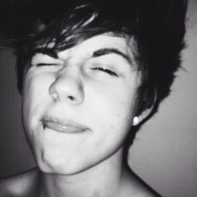 follow main: @hemmotionalwrek ?