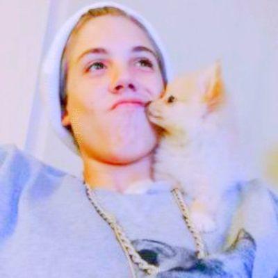 GisDice's profile picture. Sigueme en @xDallasFtGrier :),te regalo un follow :)