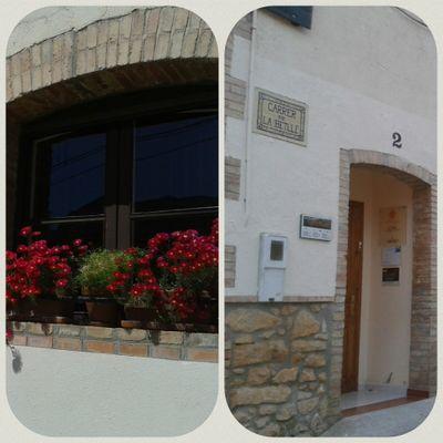 L'Alberg La Cova es troba situat en el Prepirineu de Lleida, en el poble de Sant Llorenç de Montgai.