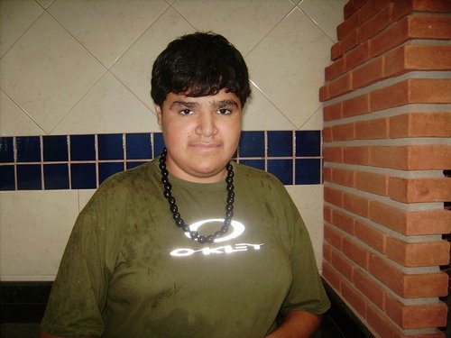 EU SOU ALTO TENHO 1,82, OLHOS E CABELO PRETOS PRETO
