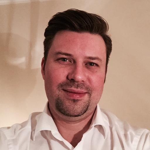 Руковожу людьми, болеею за ЦСКА, надеюсь полететь на Луну, люблю жену и дочерей, верю в гражданские инициативы. Aka AlexSmith.