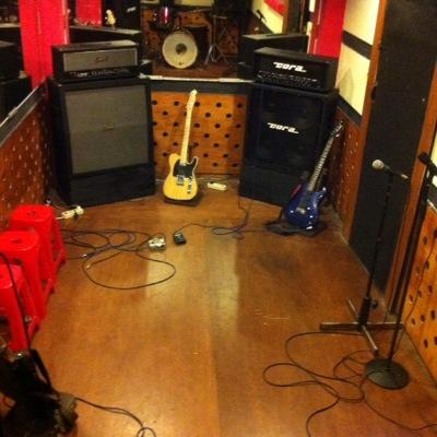 Rental alat musik : Gitar akustik/elektrik, bass, cajon, double pedal, cymbal chinese dll. | ☎ : +62 812 22784147