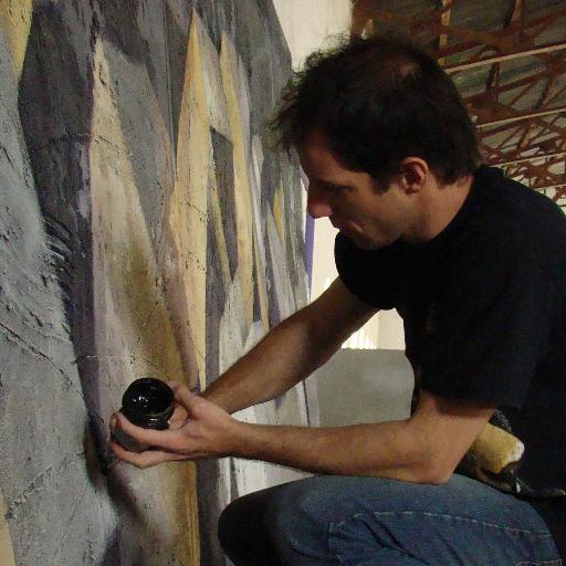 Se dedica al diseño y producción de obra en pintura, dibujo, grabado, escultura, instalación, joyas y objetos. Estudió en la Universidad Nacional de San Juan.