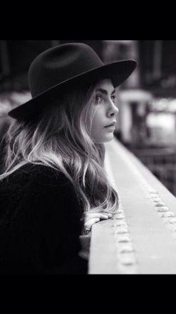 caraRPGYE's profile picture. j'vois plus de larmes que  d'étoiles dans tes yeux.