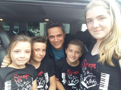 Fam de Alejandro Sanz desde sus principios.                                                         PRESIDENTA del Club de Fans Oficial @Con_Sanz_A_12x8