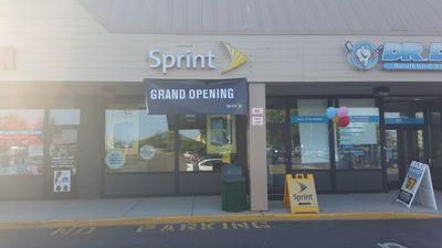 Newest Sprint store by Solutions Center @ 200 E Main ST, Stratford CT on Stop & Shop side of The Dock shopping center.
#gettingbettereveryday 
#NEstrong