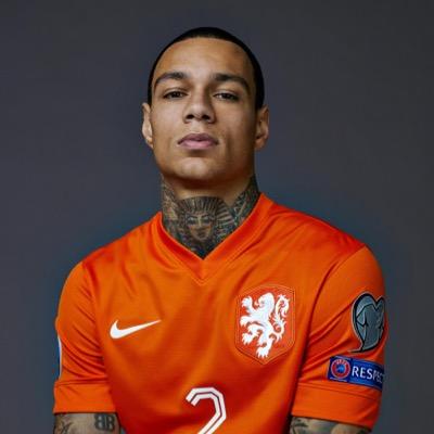 The sweatshirt hoody orange worn by Gregory van der Wiel on his account  Instagram @gregoryvanderwiel