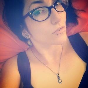 La_Laurinsky's profile picture. El dolor es inevitable, el sufrimiento es opcional. 

Santiaguina. Adicta al smog. No me iría de aquí jamás.