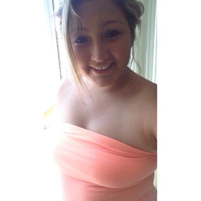 SelenaAlmanza's profile picture. 28. female streamer. Fortnite. dbd.