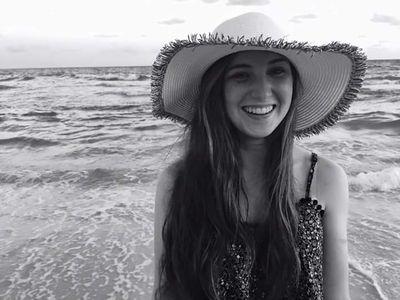 dnicolec_'s profile picture. lover of books, cats, flowers, and trees