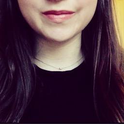 Beauty Blogger. Student. Magpie-like tendencies.