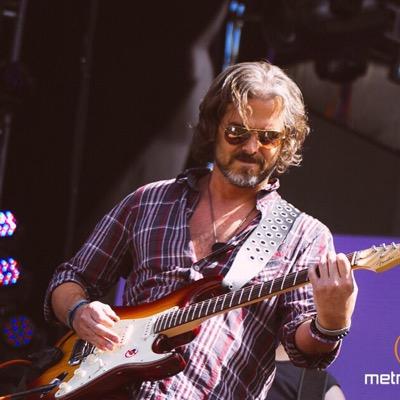 Esteban Battilana. Padre. Músico, guitarrista, productor. Maxi Trusso. Metro-Blue.