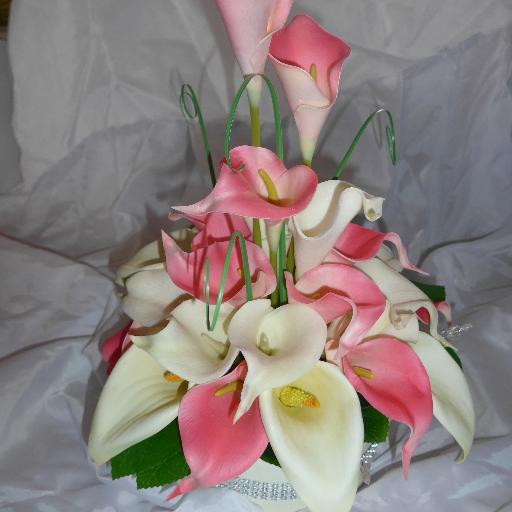 Offering high quality hand tied artificial bridal bouquets as well as services for wedding and party occasions.
