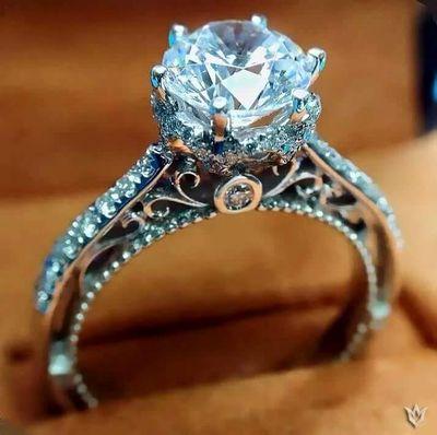 LRadee's profile picture. 