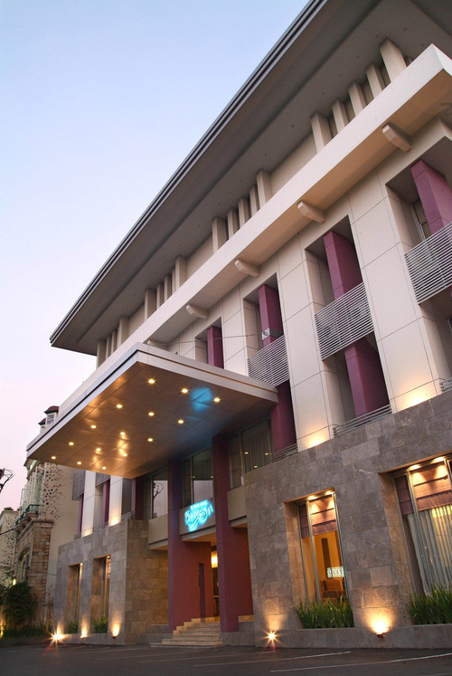 A convenient 3 stars Hotel located at the heart of Jl. Riau, one of the most famous shopping districts in Bandung.