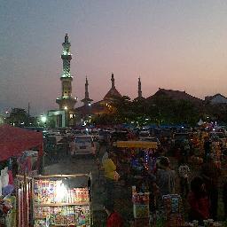 Seperti tahun-tahun sebelumnya, di setiap Bulan Suci Ramadhan lokasi Alun-alun Kejaksan Kota Cirebon dijadikan pusat kuliner untuk berbuka puasa.