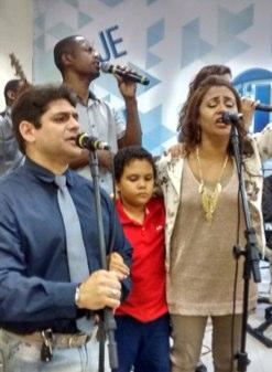 Sou cantora,casada com Marco Moreno,mãe do Victtor!Chamada por Deus para adorá-lo e serví-lo!Eis-me aqui Senhor!