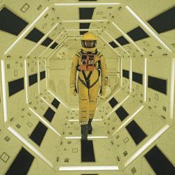 Así como dos objetos concéntricos poseen un mismo centro u origen, las estéticas de Daniel Suárez y Kubrick comparten un mismo estilo de composición