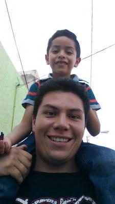 Un hombre ni muy joven, ni muy viejo, ni muy rico ni muy pobre con mucho presente pero con mejor porvenir. Ingeniero y enamorado de la vida.