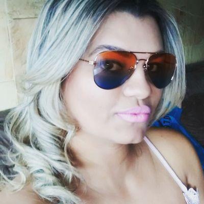 Casada, 25 anos, estudante de Direito PUC-GO, trabalha na Federação Goiana de Municípios. Amor, ergo sum!!