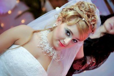 Présentation
Très connue en Ile de France, Leyla est spécialisée en tenues Algériennes, mais aussi Marocaines,Tunisiennes,Libanaises, Syriennes;makeup,coiffure