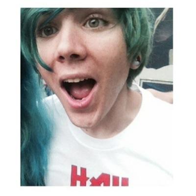 fizzyfizzdee's profile picture. youtuber, messy hair, dont care. peaceskies