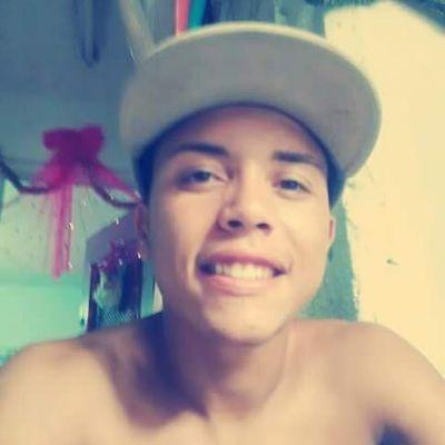 sou do tipo que se alegra com pouca coisa. uma mensagem, um sorriso em meio multidão. coisas simples, mas que mudam tudo