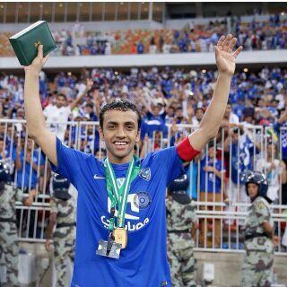 غارقين بحب الهلال عاشقينه للفناء.
